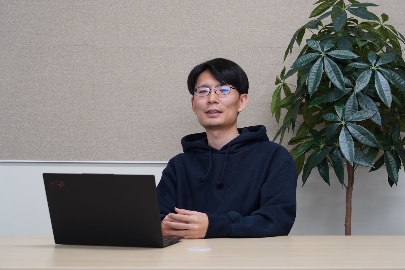 インタビューに応える齋藤さんの画像
